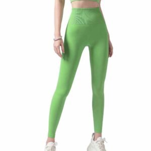 バスケットボールのショートパンツをはいた女性