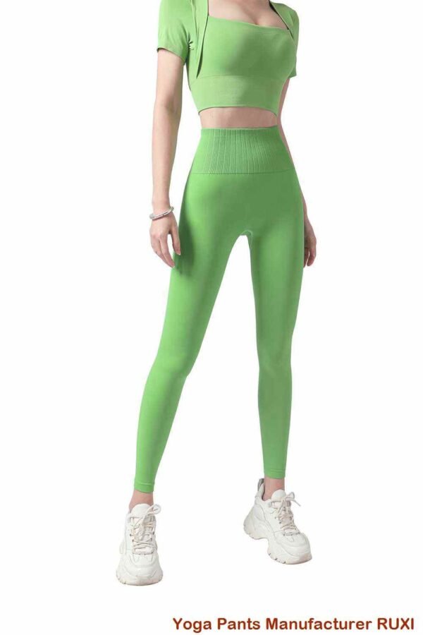 バスケットボールのショートパンツをはいた女性