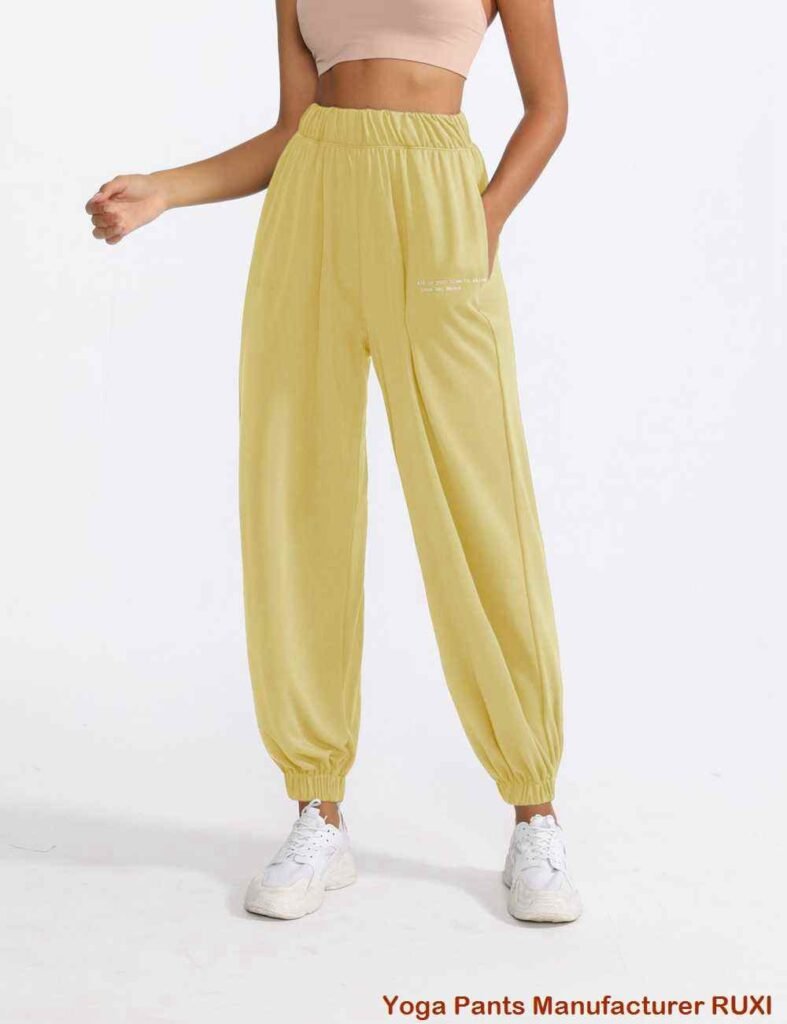 ホットパンツをはいた女性 RUXI jp3902