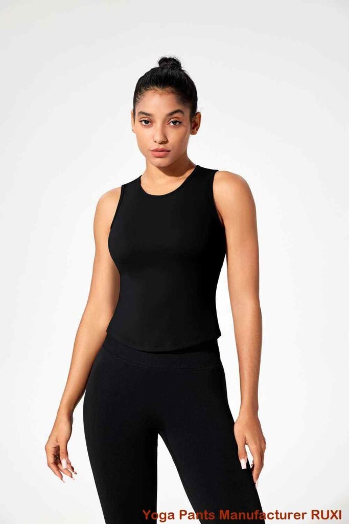 ジム用ショートパンツをはいた女性 RUXI